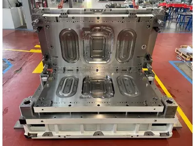 Stampo singolo a tre stazioni